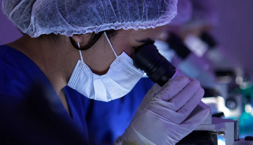 Equipe especializada realizando procedimento de transplante capilar