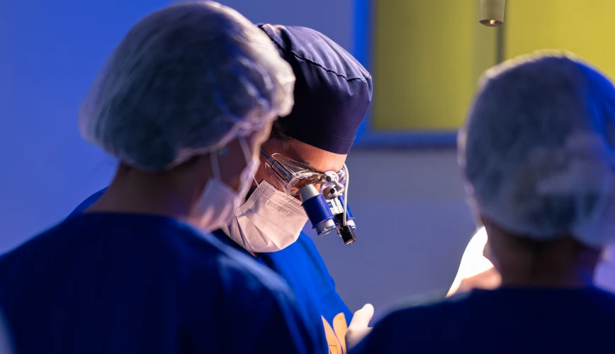 Equipe especializada realizando procedimento de transplante capilar